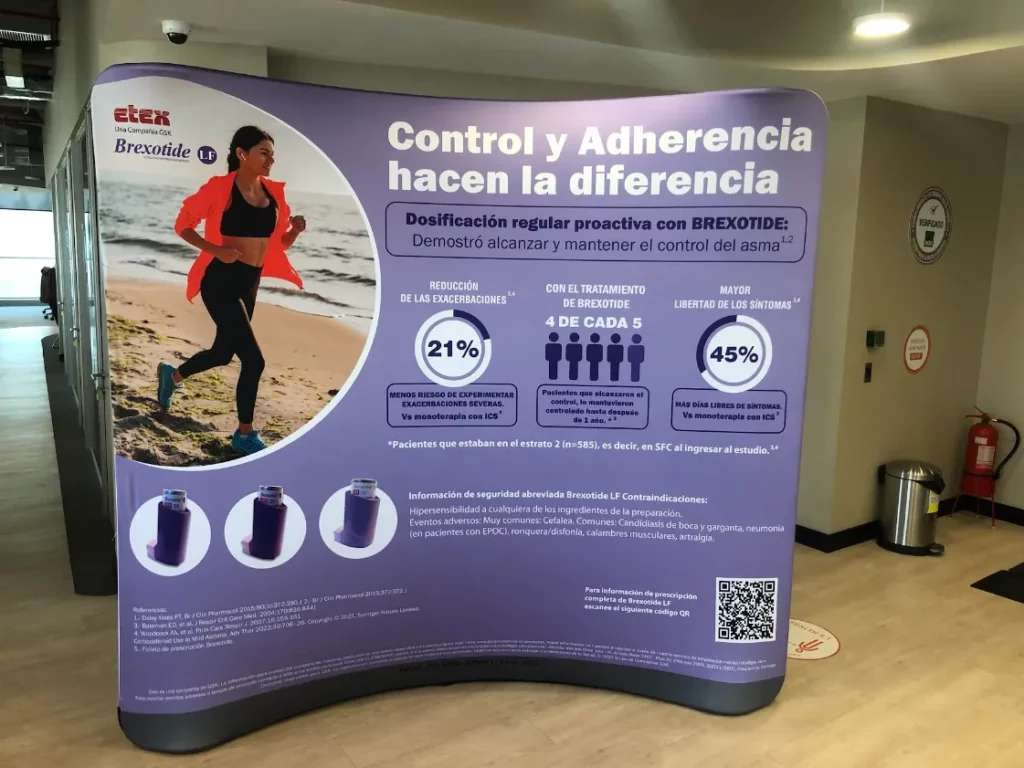 Expositor promocional sobre el tratamiento Brexotide para el asma, que muestra a una mujer haciendo footing y estadísticas sobre los beneficios del control y la adherencia, con imágenes de medicamentos y texto informativo.