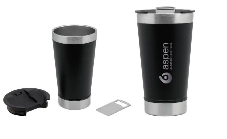 Dos vasos de viaje negros y plateados con tapas desmontables y un abrebotellas metálico, un vaso abierto y otro cerrado, ambos con el logotipo de Aspen.